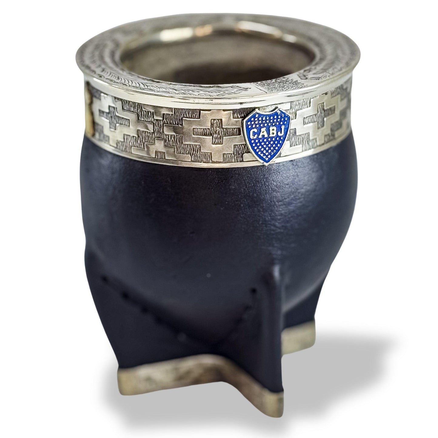 Boca Juniors Mate imperial gourd with mate that prevents the wind to spill your yerba mate everywhere. It is also chiseled and has alpaca attachments.