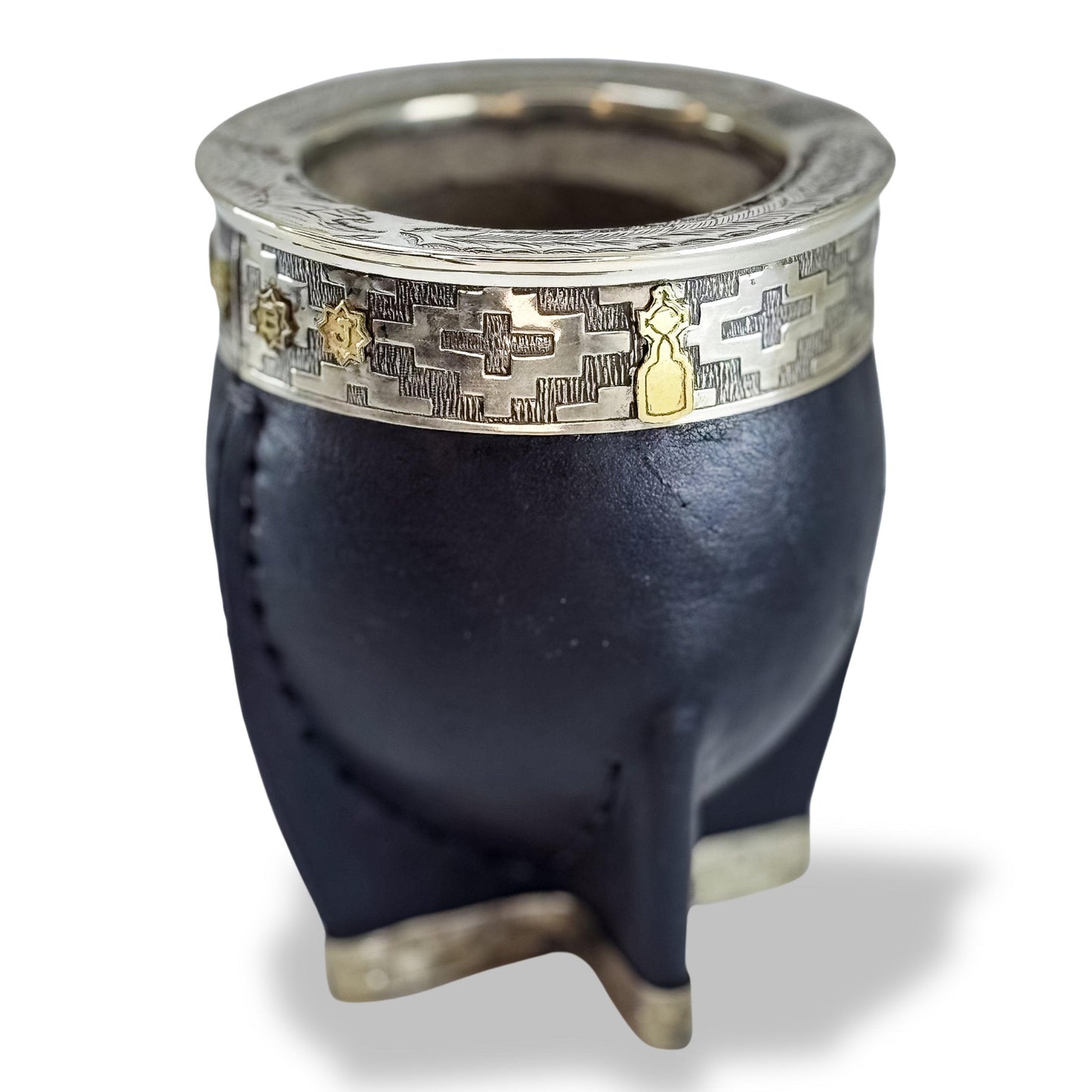 Boca Juniors Mate imperial gourd with mate that prevents the wind to spill your yerba mate everywhere. It is also chiseled and has alpaca attachments.