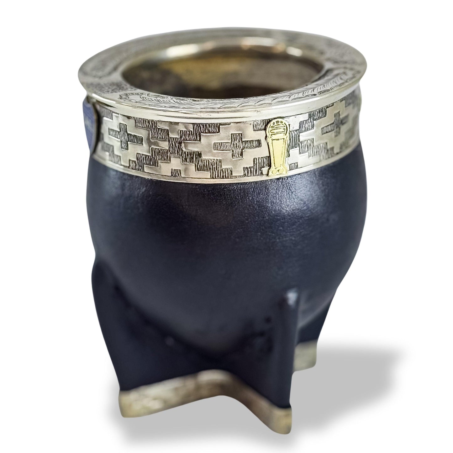 Boca Juniors Mate imperial gourd with mate that prevents the wind to spill your yerba mate everywhere. It is also chiseled and has alpaca attachments.