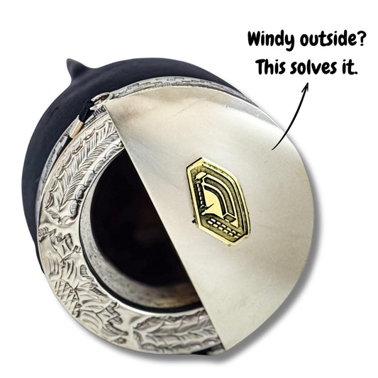 Boca Juniors Mate imperial gourd with mate that prevents the wind to spill your yerba mate everywhere. It is also chiseled and has alpaca attachments.