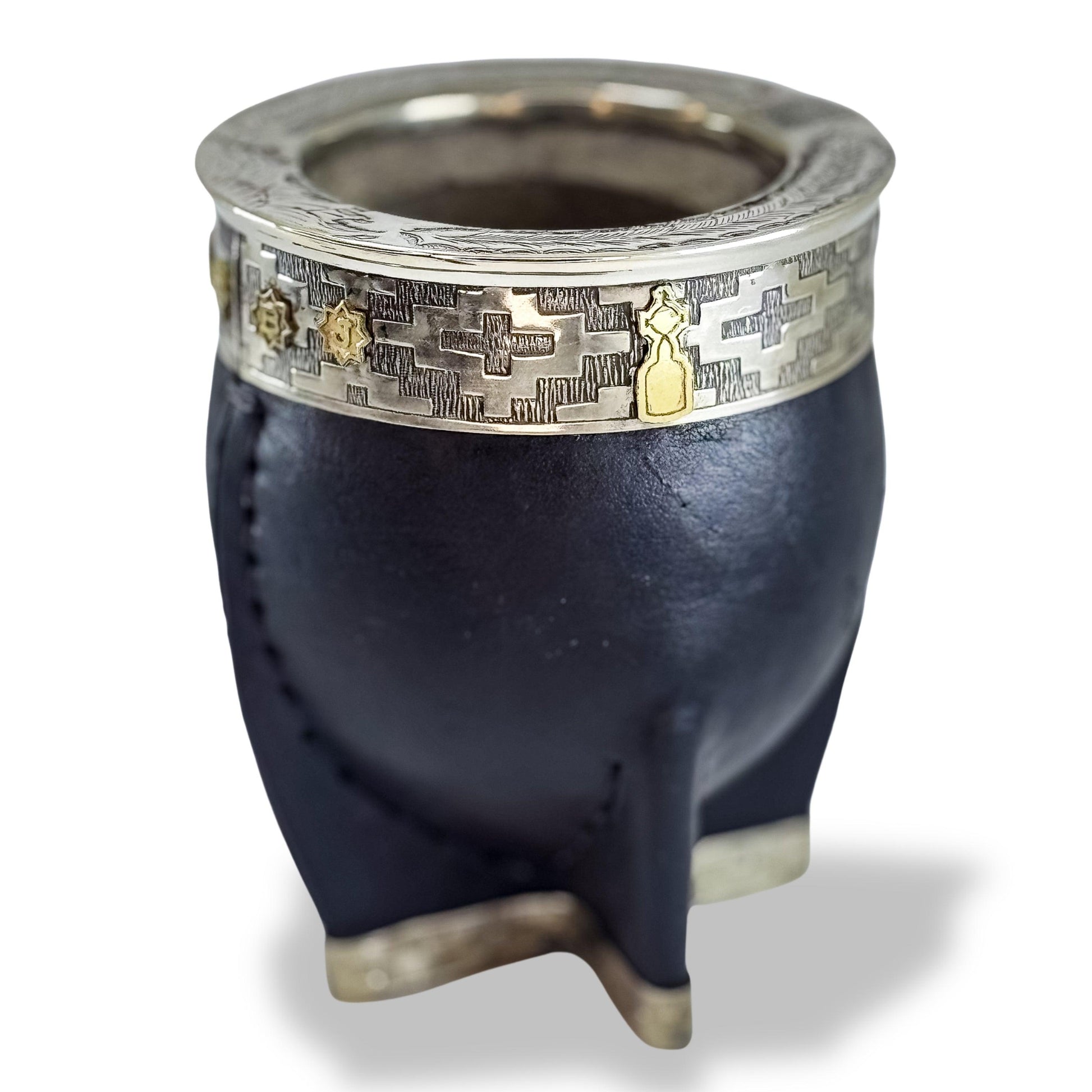 Boca Juniors Mate imperial gourd with mate that prevents the wind to spill your yerba mate everywhere. It is also chiseled and has alpaca attachments.