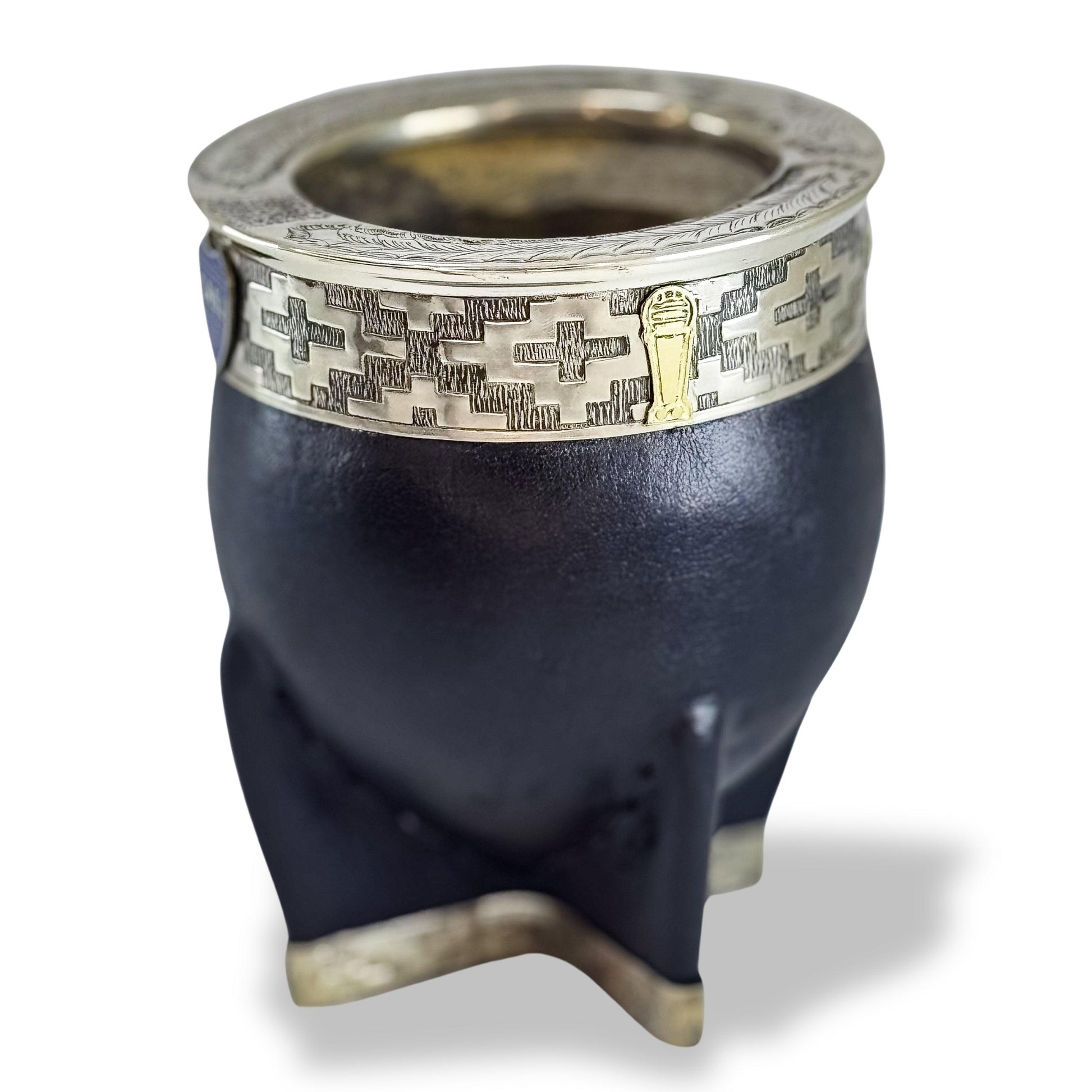 Boca Juniors Mate imperial gourd with mate that prevents the wind to spill your yerba mate everywhere. It is also chiseled and has alpaca attachments.